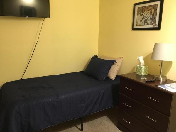 Queen And Twin Photo 1